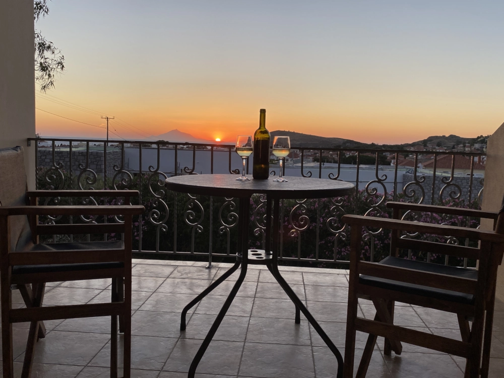Μπαλκόνι με θέα στο ηλιοβασίλεμα στο Ponente